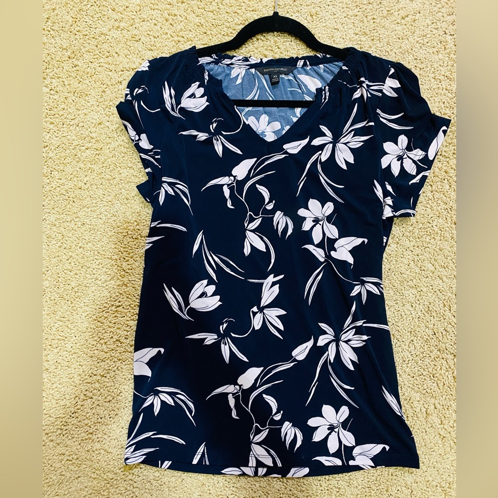 Banana Republic navy floral shirt-sleeve top - XS